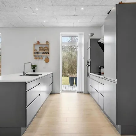 3 Bedroom Lovely In אבלטופט