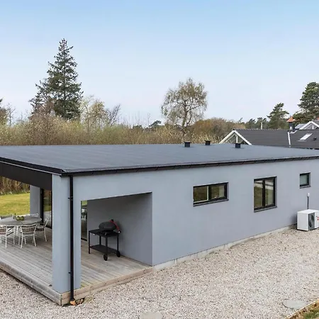 3 Bedroom Lovely In Holiday home
